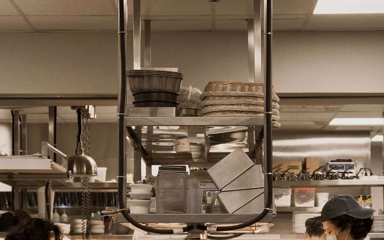 Cocina de restaurante con mesones y equipos de acero inoxidable