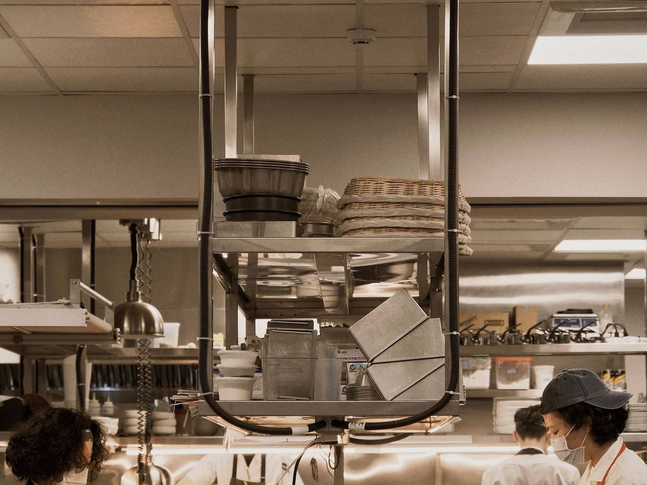 Cocina de restaurante con mesones y equipos de acero inoxidable