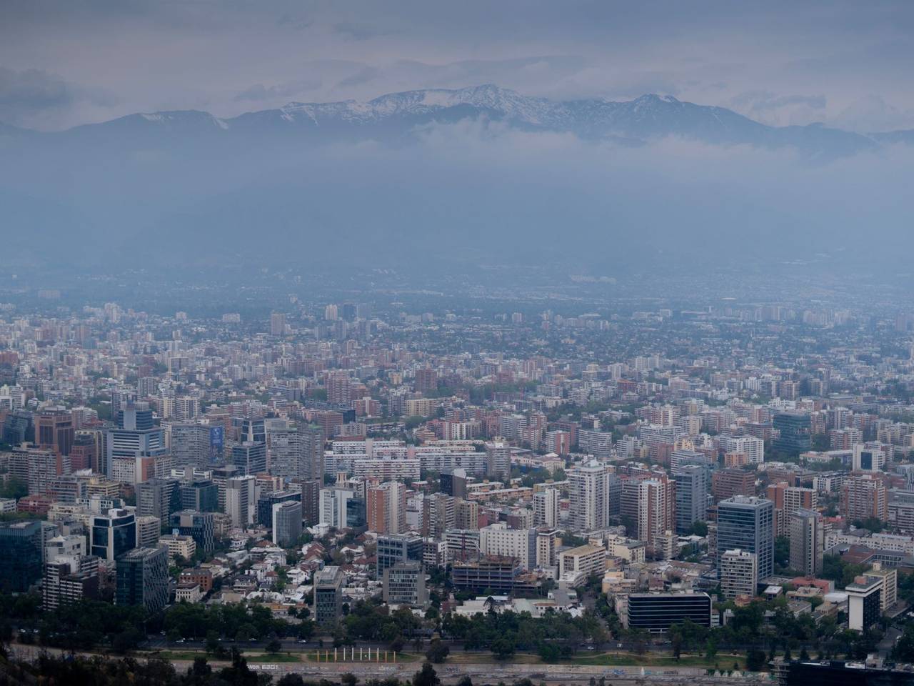 Vista aérea de Santiago de Chile con la cordillera de los Andes al fondo